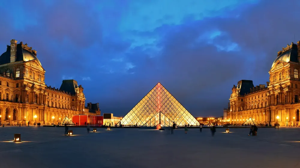 paris louvre at night.